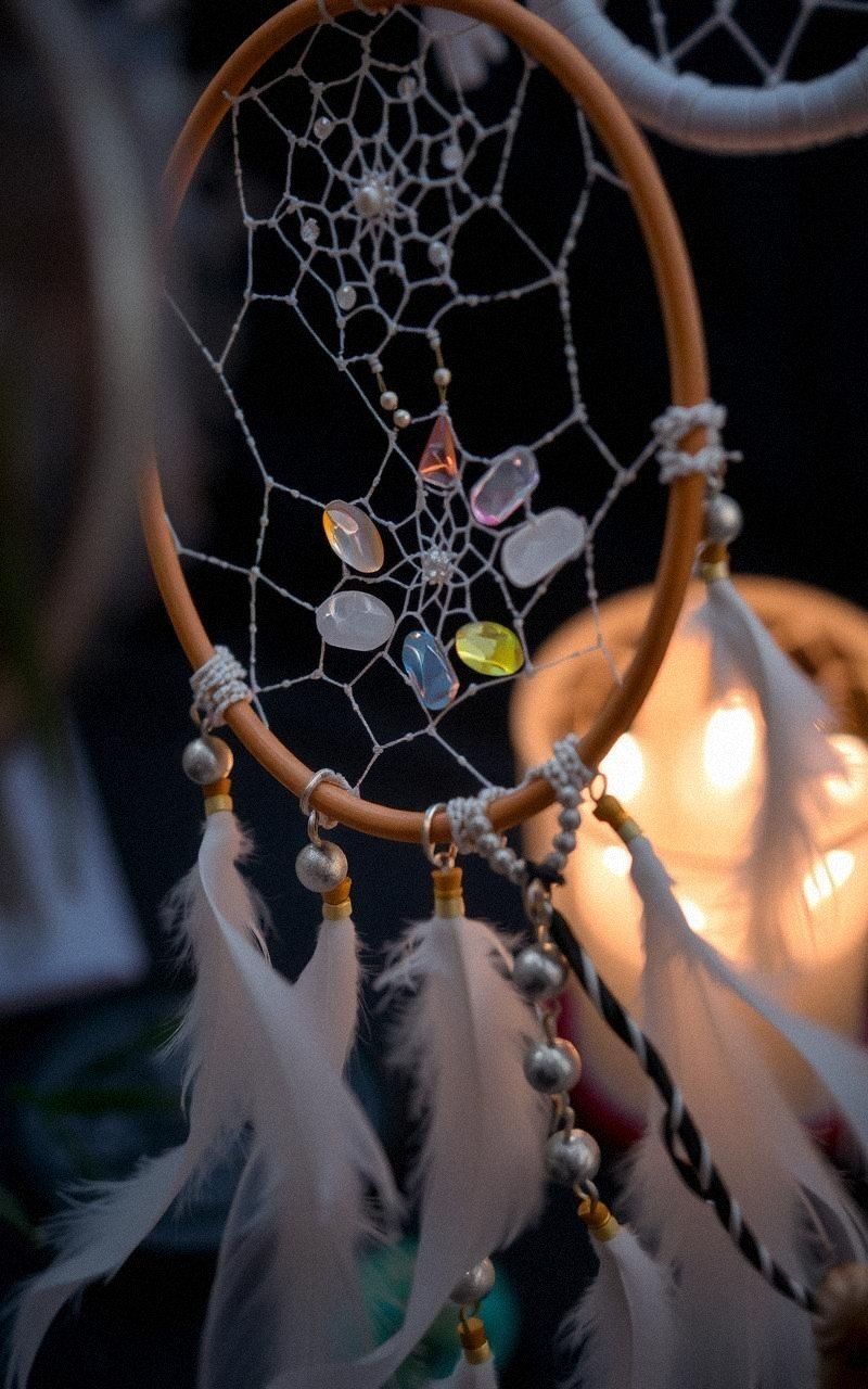 Atrapasueños con Detalles de Cristales y Piedras